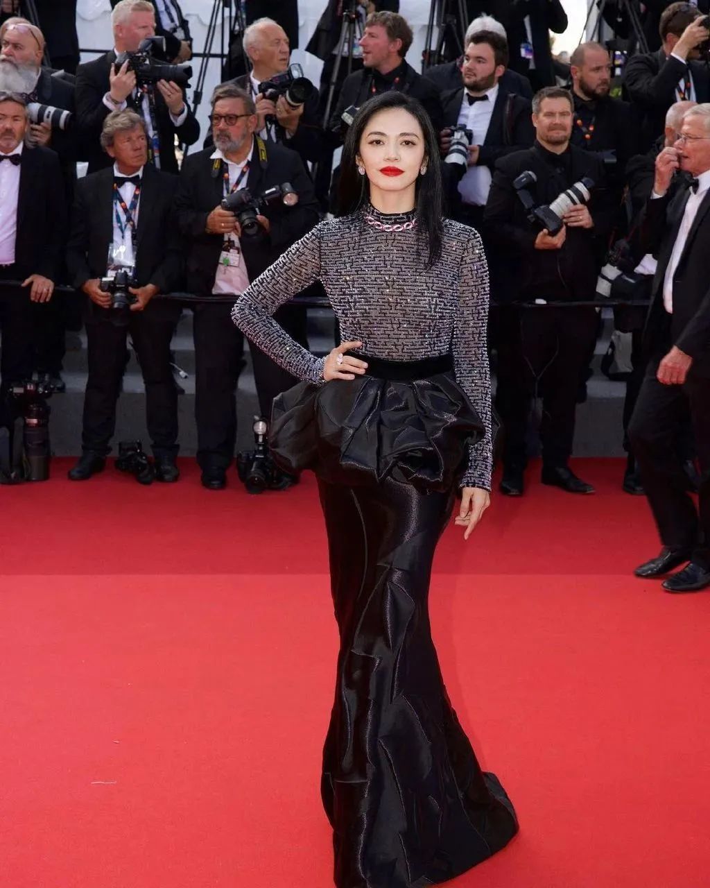 戛纳红毯范冰冰艳压群芳,范冰冰再次惊艳戛纳红毯