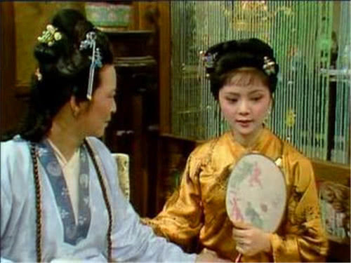 王夫人教训王熙凤,王夫人听信谗言命凤姐抄检大观园