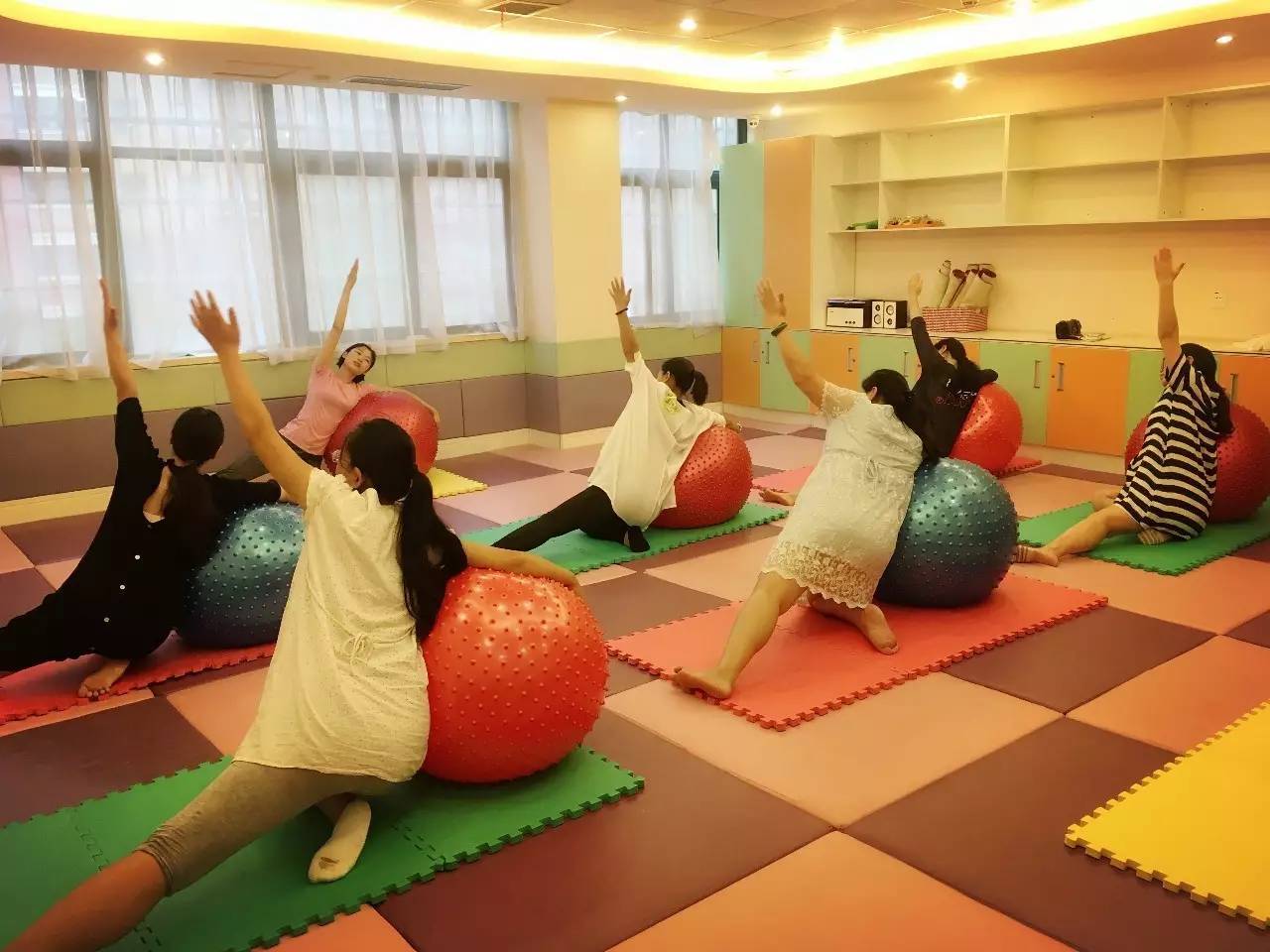 孕期妈妈睡姿右侧躺还是左侧躺,睡姿平躺睡好还是侧躺睡好呢