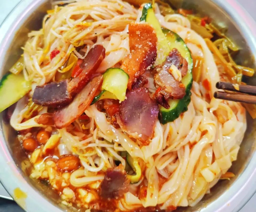 被一碗螺蛳粉耽误的夜宵宝藏,被螺蛳粉耽误的烧洋芋选手