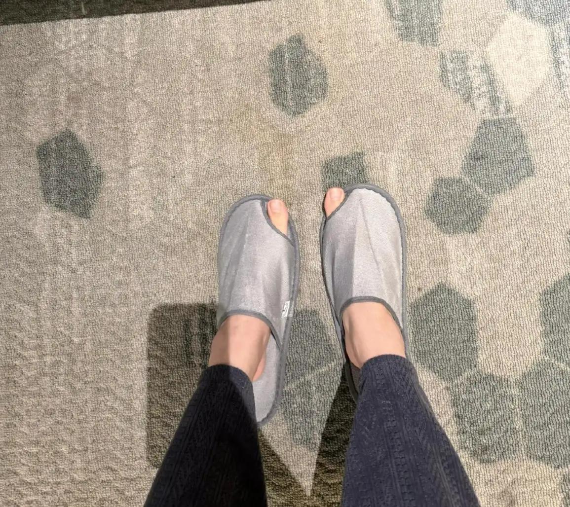 酒店拖鞋上的洞是干什么用的,酒店拖鞋上的洞是干什么的