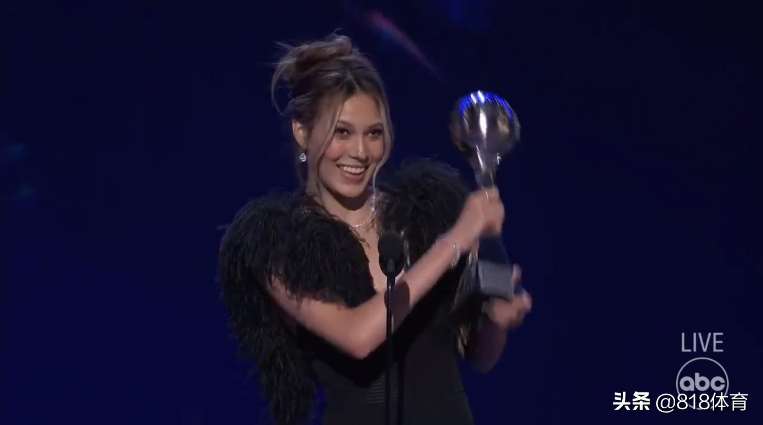 孝顺!谷爱凌美国体坛奥斯卡获奖,致谢86岁奶奶和母亲,秀一波中文