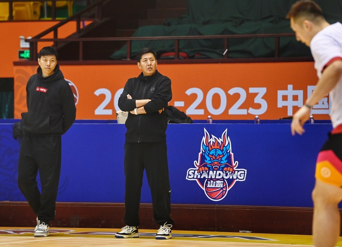 现在丁伟还是山东男篮的主教练吗,山东男篮四连胜丁伟会被扶正吗