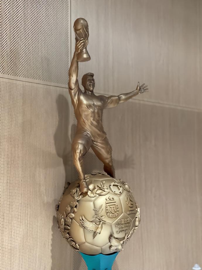 主办方梅西颁奖,今年阿根廷梅西首座冠军奖杯