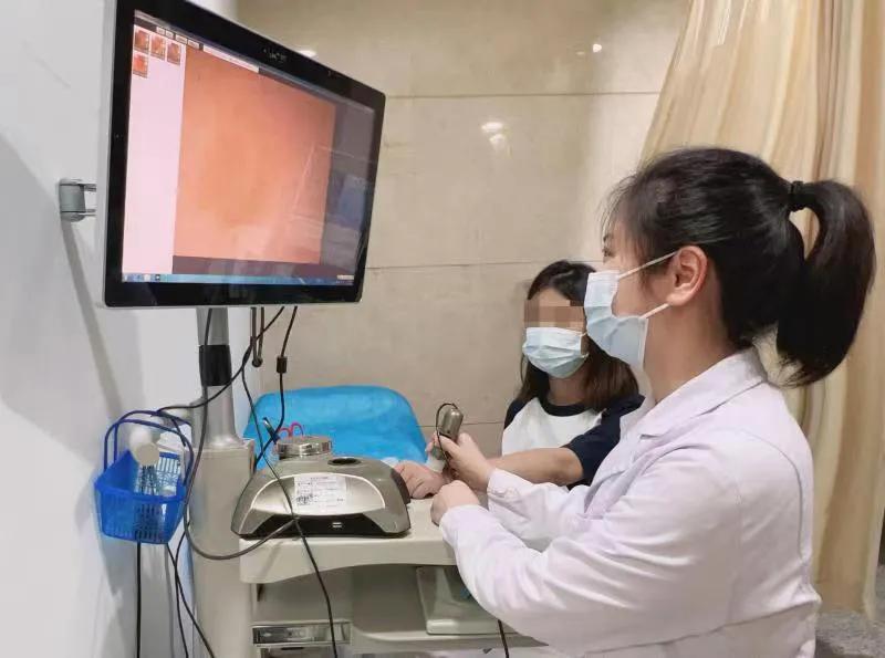 头皮上的痣癌变有什么症状,小伙脸上长出黑痣一查竟是癌