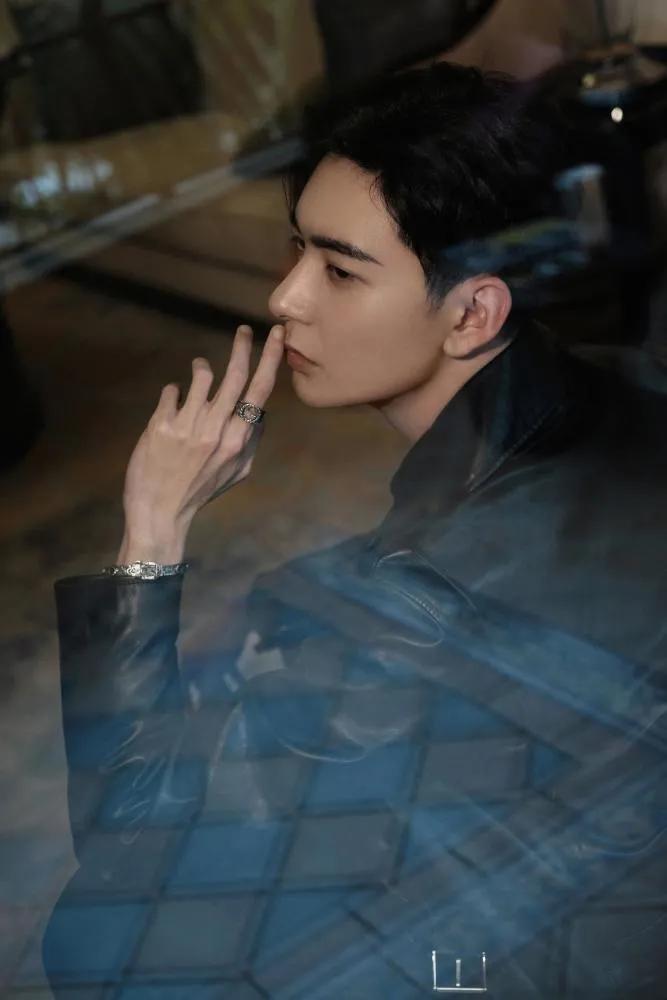 在他身上处处闪耀着人性光辉英语,在他身上有种似曾相识的感觉