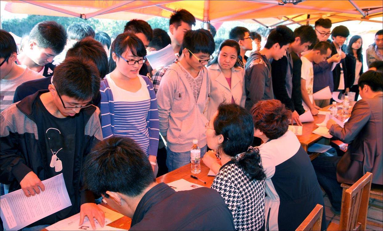 从制度来说大学生为什么找工作难,为什么大学生普遍都是找不到工作