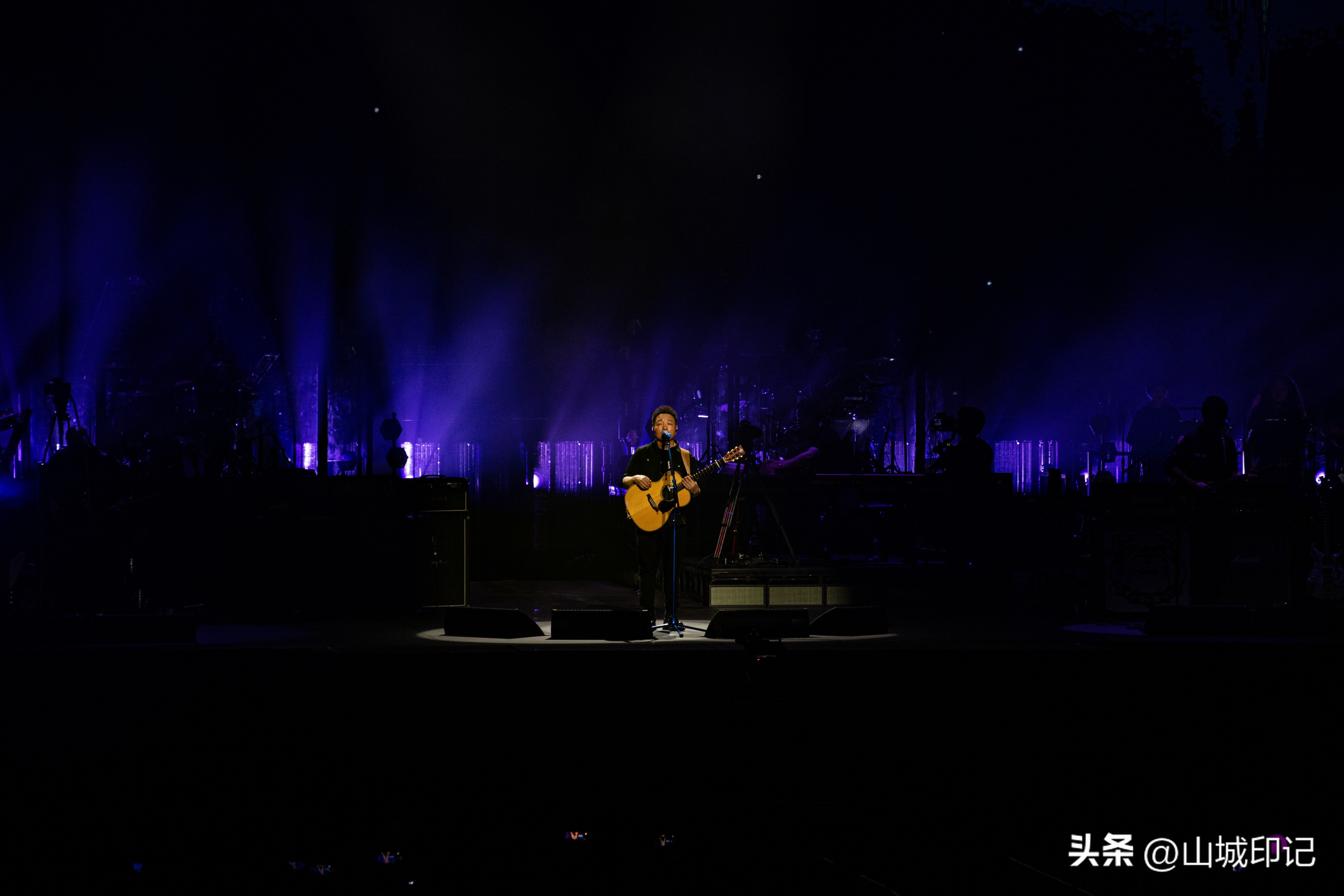 许巍无尽光芒演唱会重庆站故乡,归来依旧少年完整视频