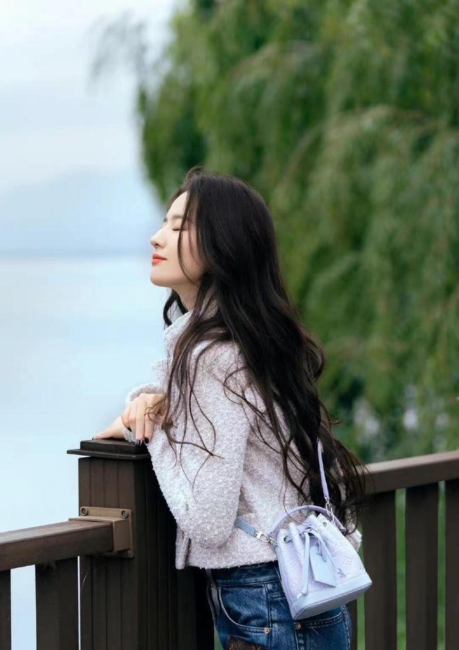 刘亦菲穿西装和风衣,刘亦菲现身巴黎戴墨镜