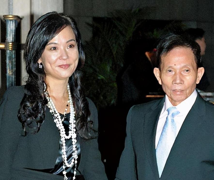 “黑丝师太”释智定：白天当住持，晚上开豪车住4000万别墅养男人