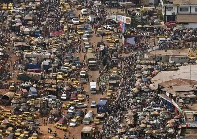 非洲民众买双拖鞋还要分期,一下雨村子就被淹
