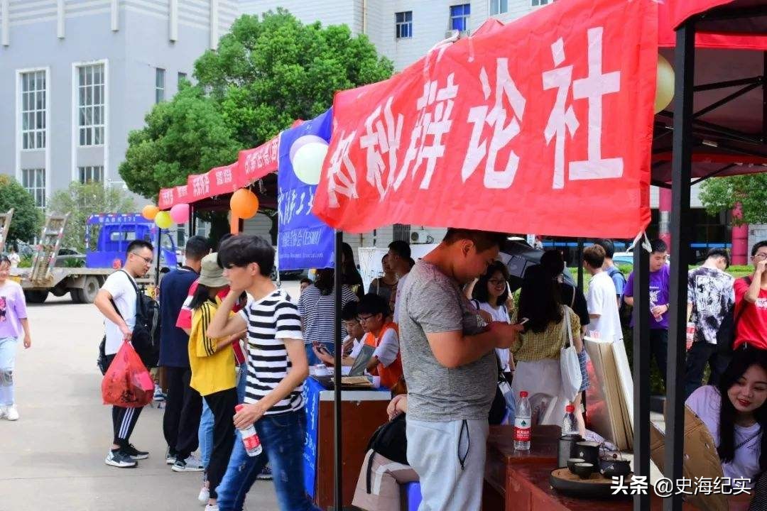 高校女生跳舞被批判,中国校园啦啦队美女练习跳舞