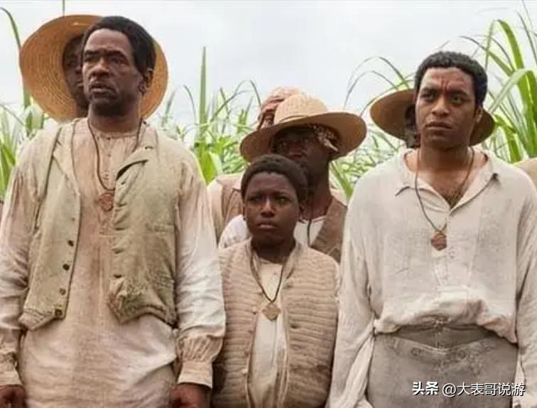 榛戝ゴ鐨勬偛鎯ㄧ敓娲昏嫳鏂囩増,榛戝ゴ鍦ㄨ埞涓婇伃閬囩殑鐢靛奖