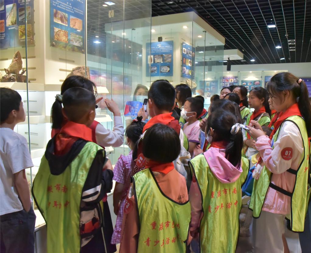 探访困境儿童,困境儿童科技馆参观写信息