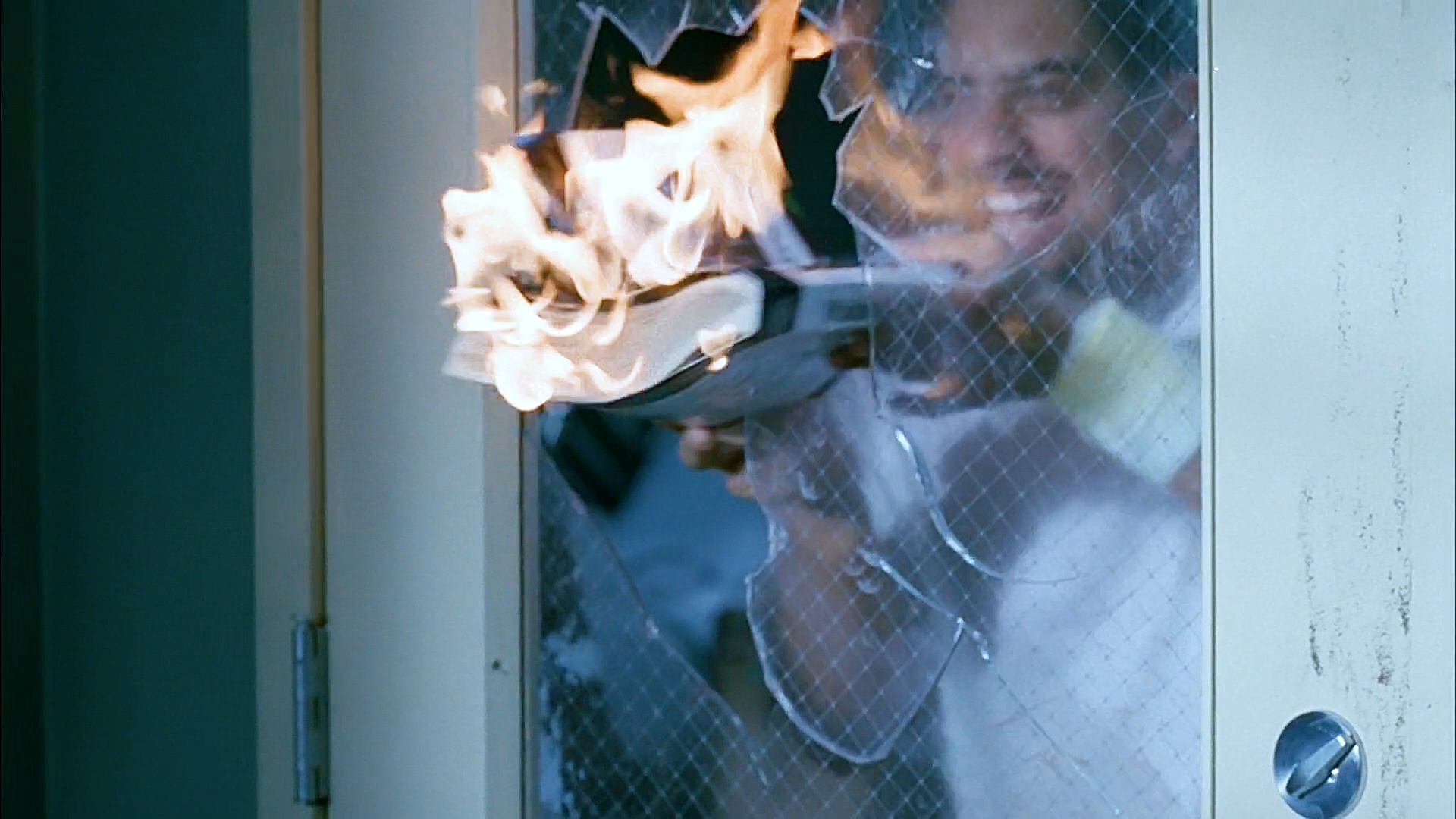 越狱7：监狱*乱暴**囚犯失控，迈克不惜暴露计划，从逃生通道救萨拉