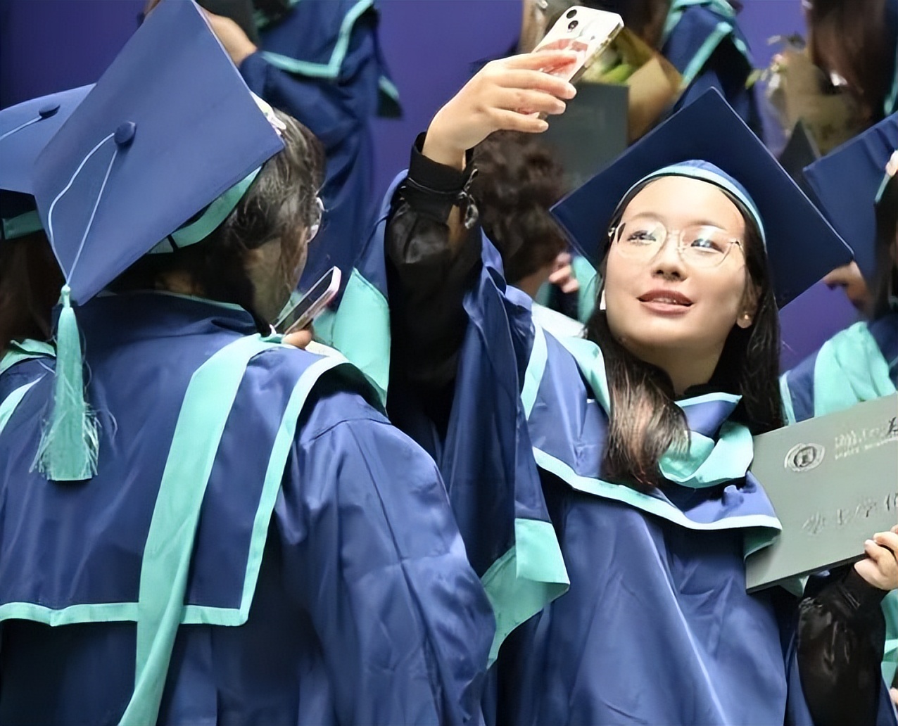 毕业生设计中式学位服仙气十足,武汉大学学位服形象宣传