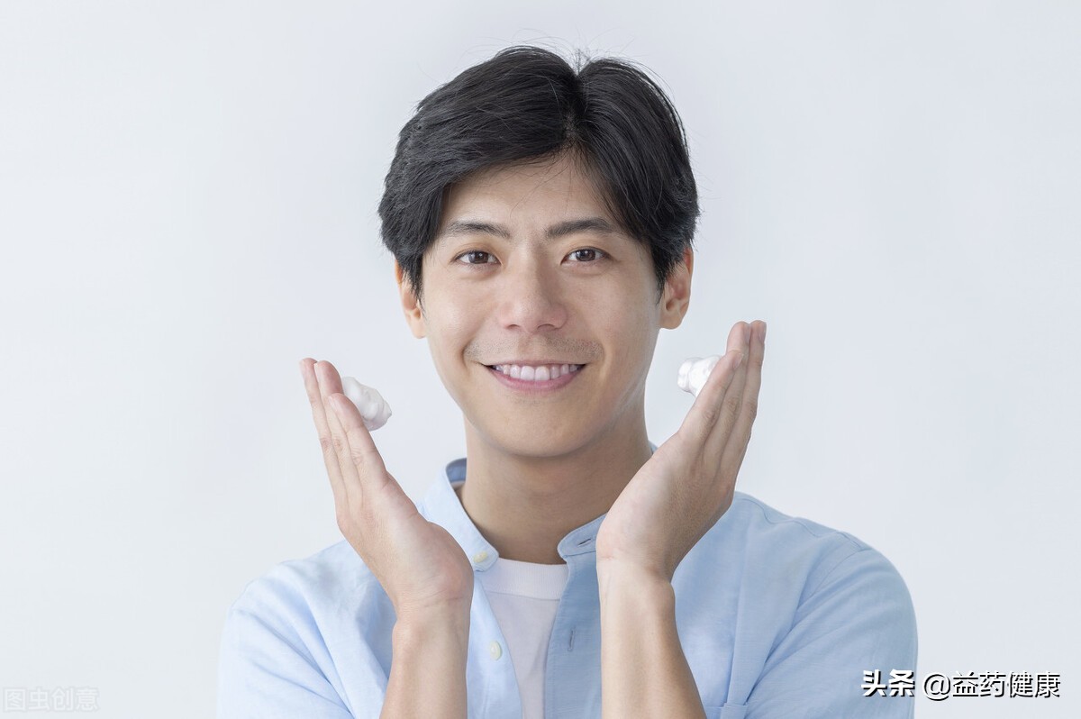 脸部红斑并脱出银白色鳞屑，是银屑病吗？该如何正确治疗