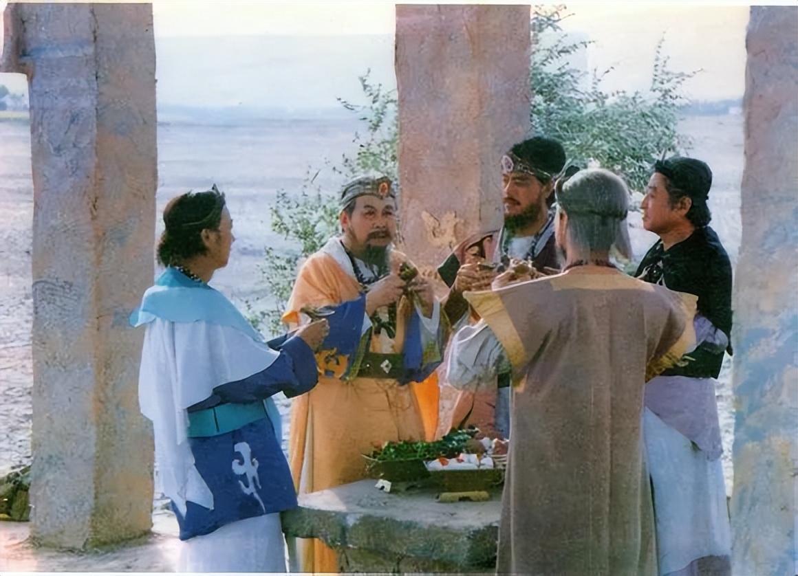 祭牲是一种古老的仪式，而我们忘记了它的*力暴**起源