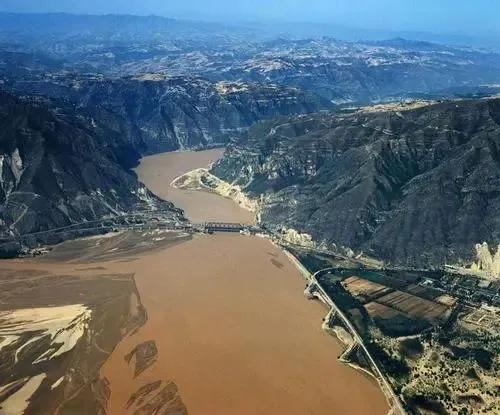 别惦记秦岭了，这条黄河边的观光路，全是旅游爱好者的“硬菜”