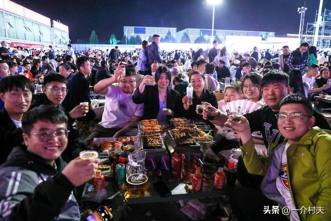 又不让农民进城摆摊了？河南城管怒砸瓜农西瓜！后续来了