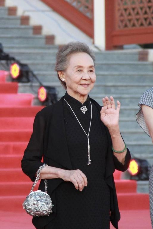 白发老人如何穿搭好看女,最新老年人穿衣风格女