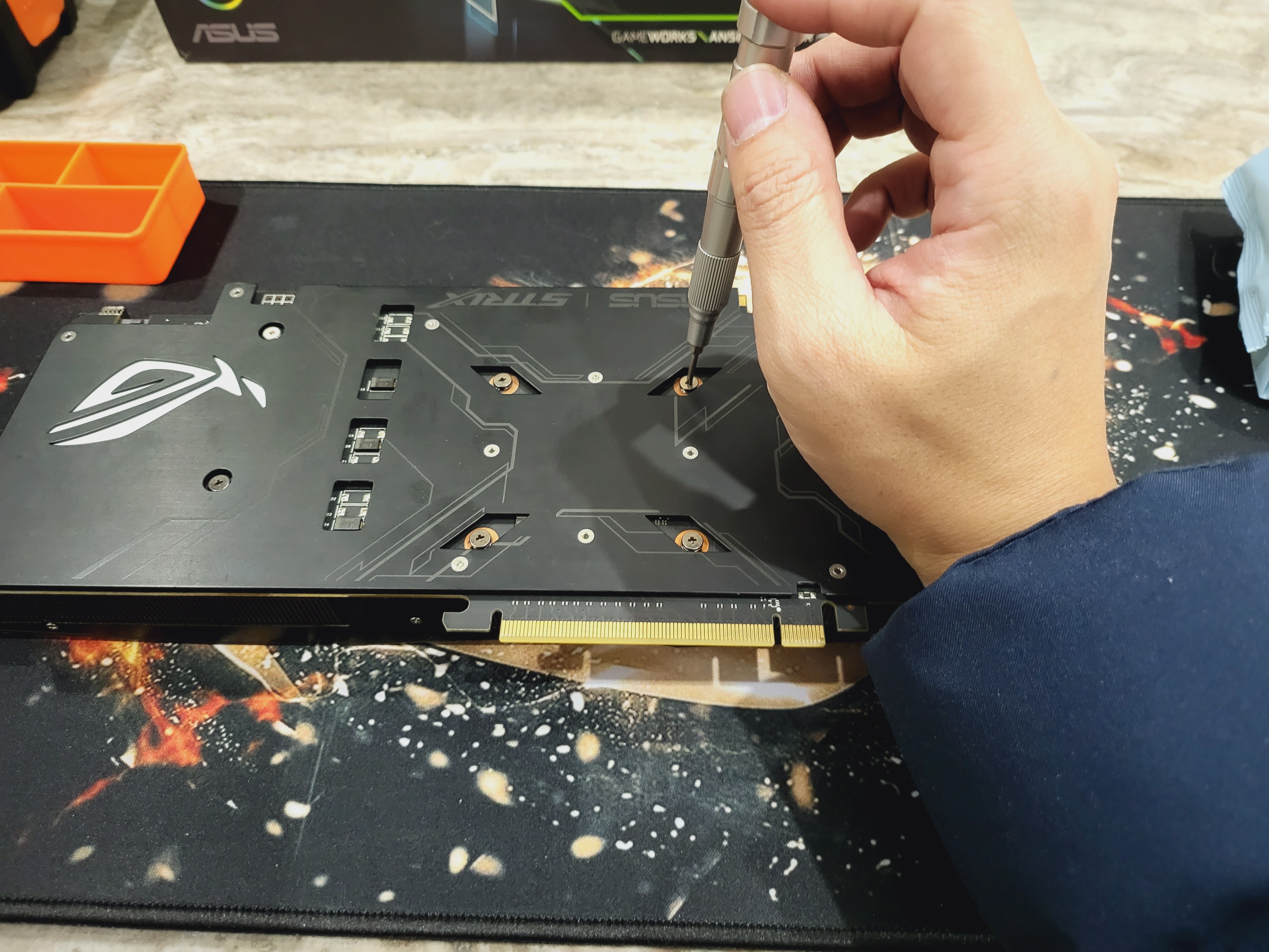 华硕1070冰骑士更换散热硅脂教程,华硕1070更换硅脂片用多厚的