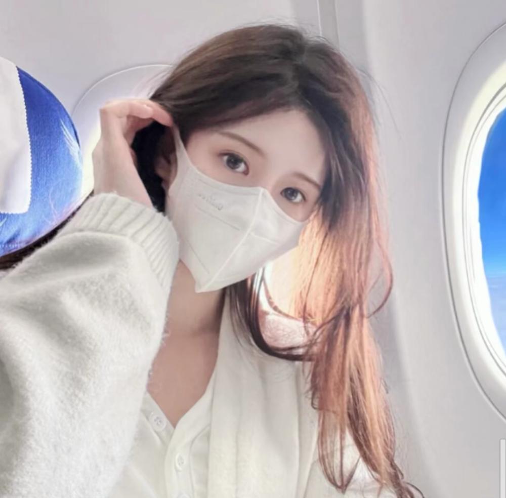 戴口罩情侣图片头像一对,戴帽子和口罩情侣头像黑白动漫