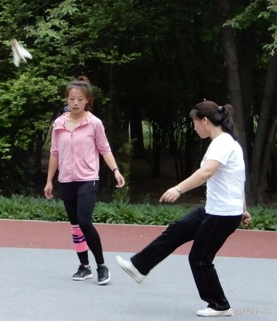 踢毽子使我快乐,踢毽子给人们带来的乐趣