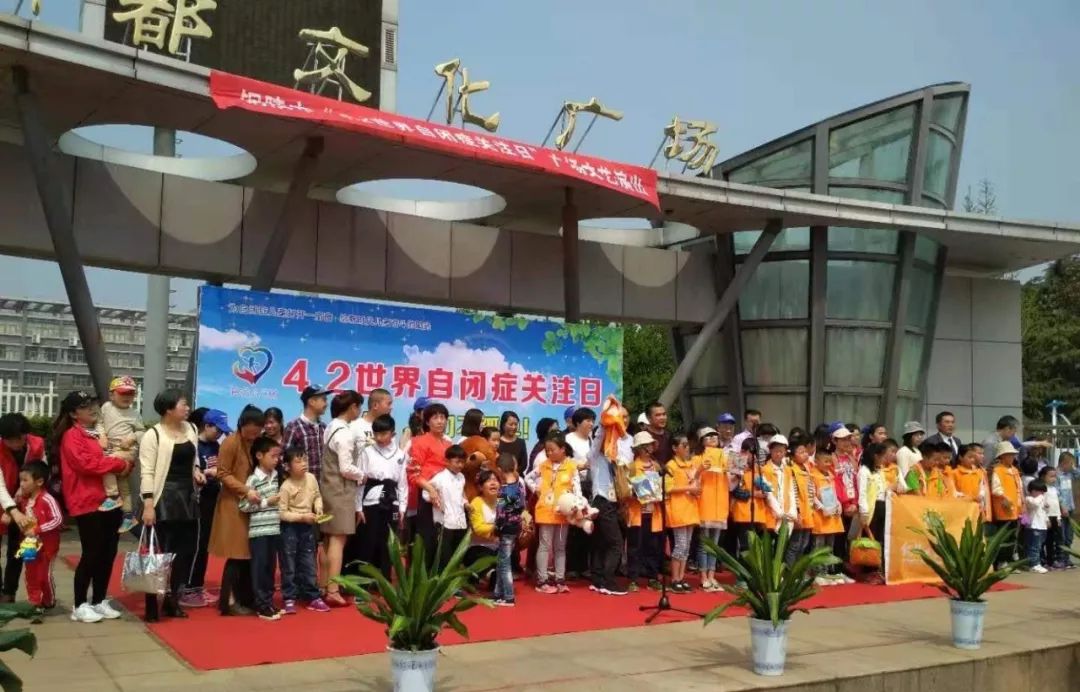 孩子16岁了才发现是自闭症,20岁的儿子重度自闭症