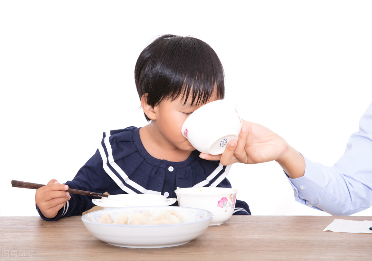 三岁孩子不好好吃饭要喂怎么办,孩子3岁还不会吃饭怎么办