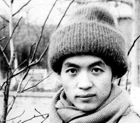 诗人顾城29年前砍死妻子后自杀，遗愿儿子别太像他，如今儿子怎样