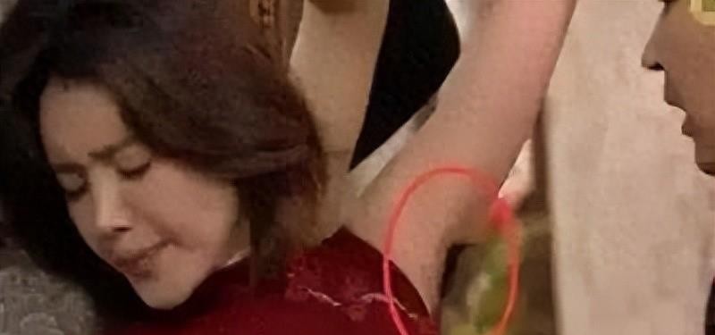 *绑捆**露大胸、无脑台词，这些“*辱侮**观众”的剧情，真把观众当傻子