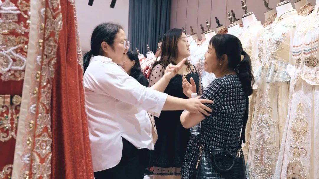 明星婚礼带火婚纱产业，创业夫妻借力电商卖火秀禾