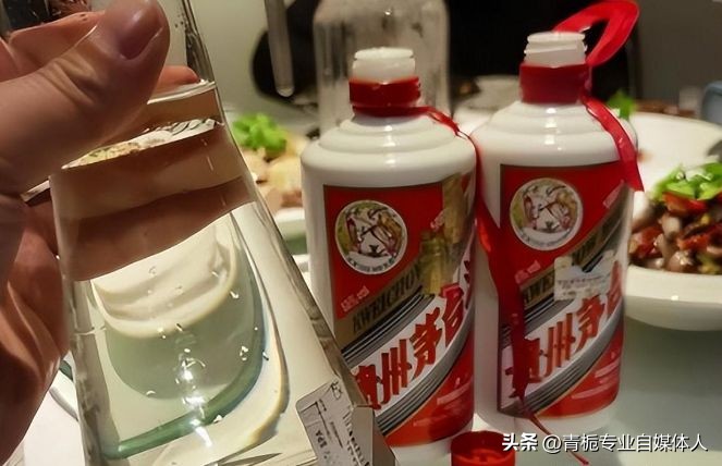 男子鉴定几十瓶假酒发飙,男子上门鉴定几十瓶假茅台发飙