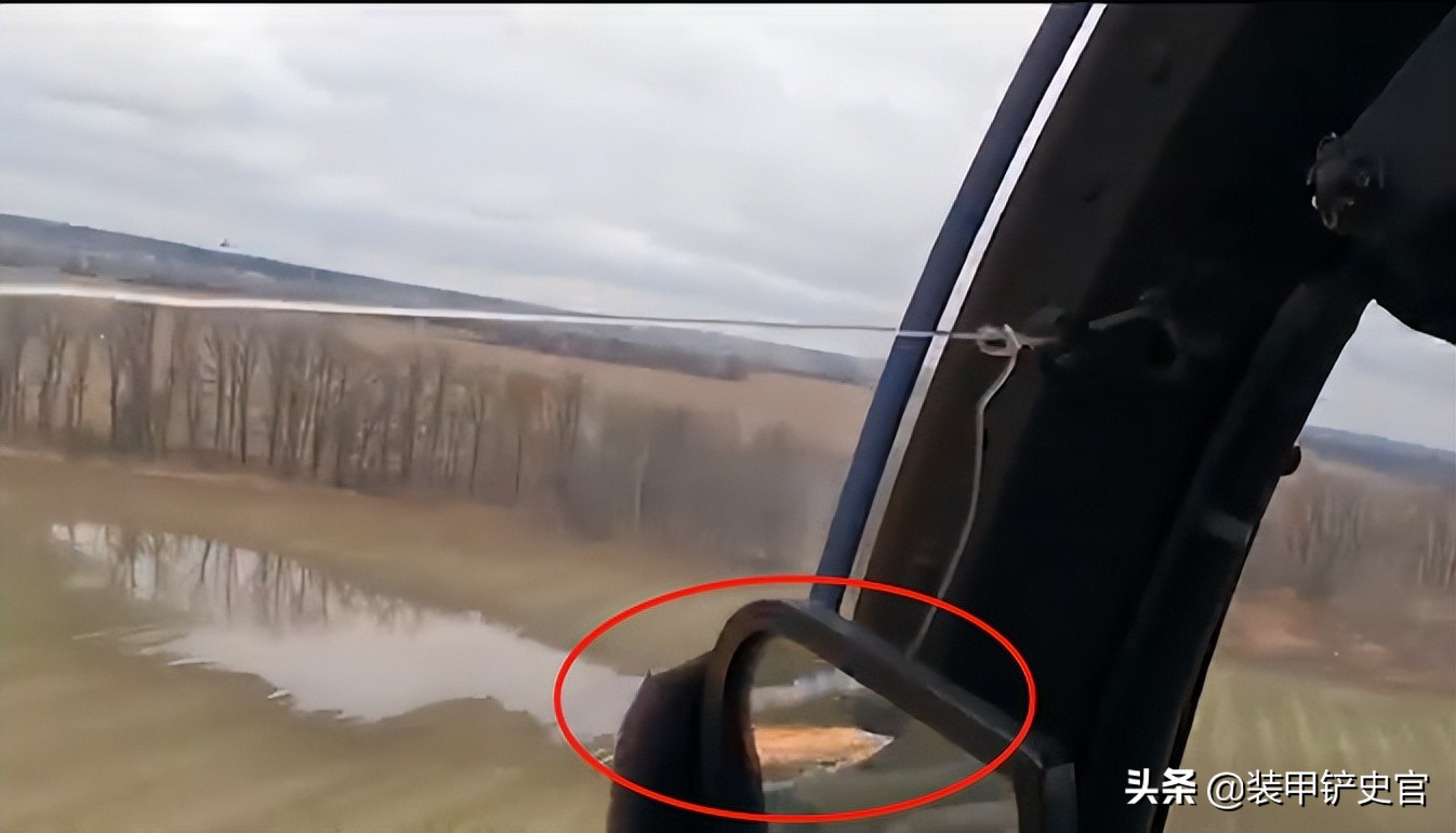 真牛人,好飞机!连扛18次攻击,迫降后拿枪作战最后全身而退