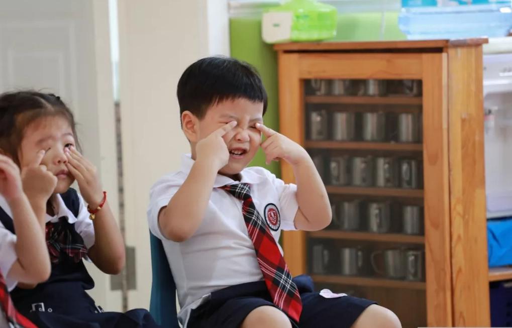 小学生被老师踢裂*体下**，*裤内**上一滩血，妈妈无法理解