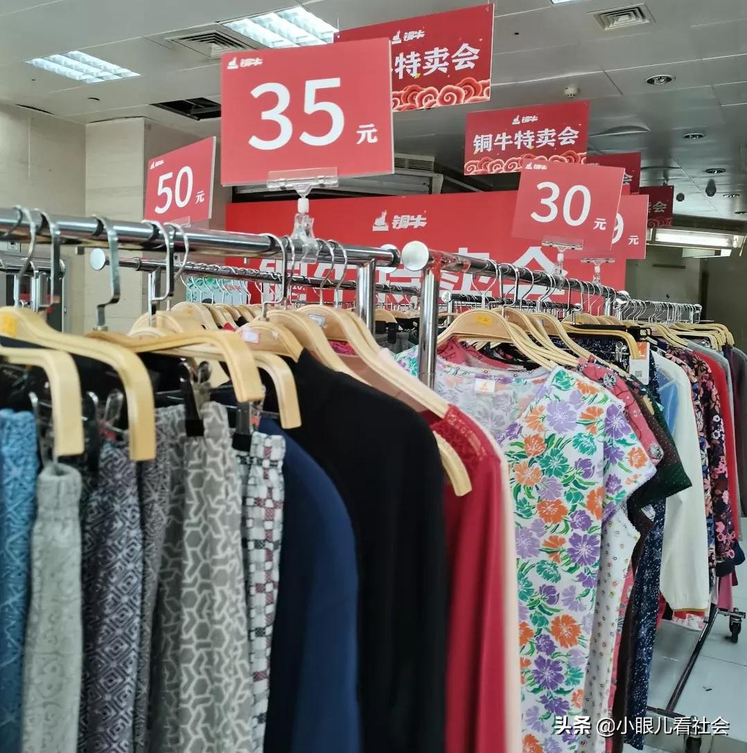 曾经最火的优衣库在中国有多少家,优衣库老款