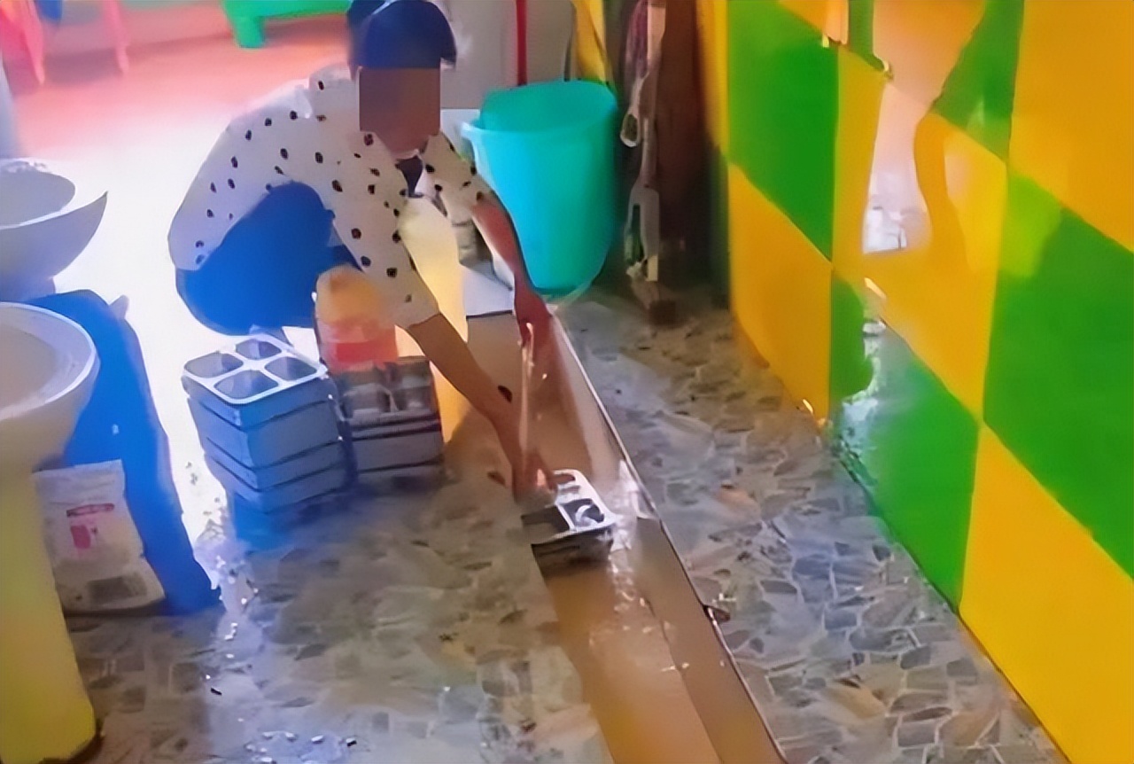 幼儿园小便池洗餐具真假事件,幼儿园便池洗餐具通报