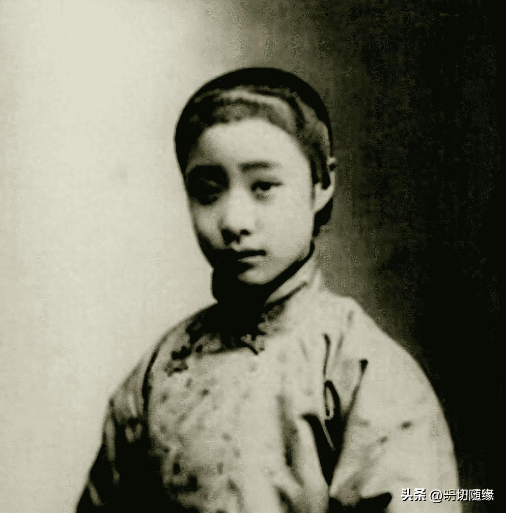 晚清真实：花楼女子媚态撩人，丰乳肥臀，30张老照片尽展风姿迷人