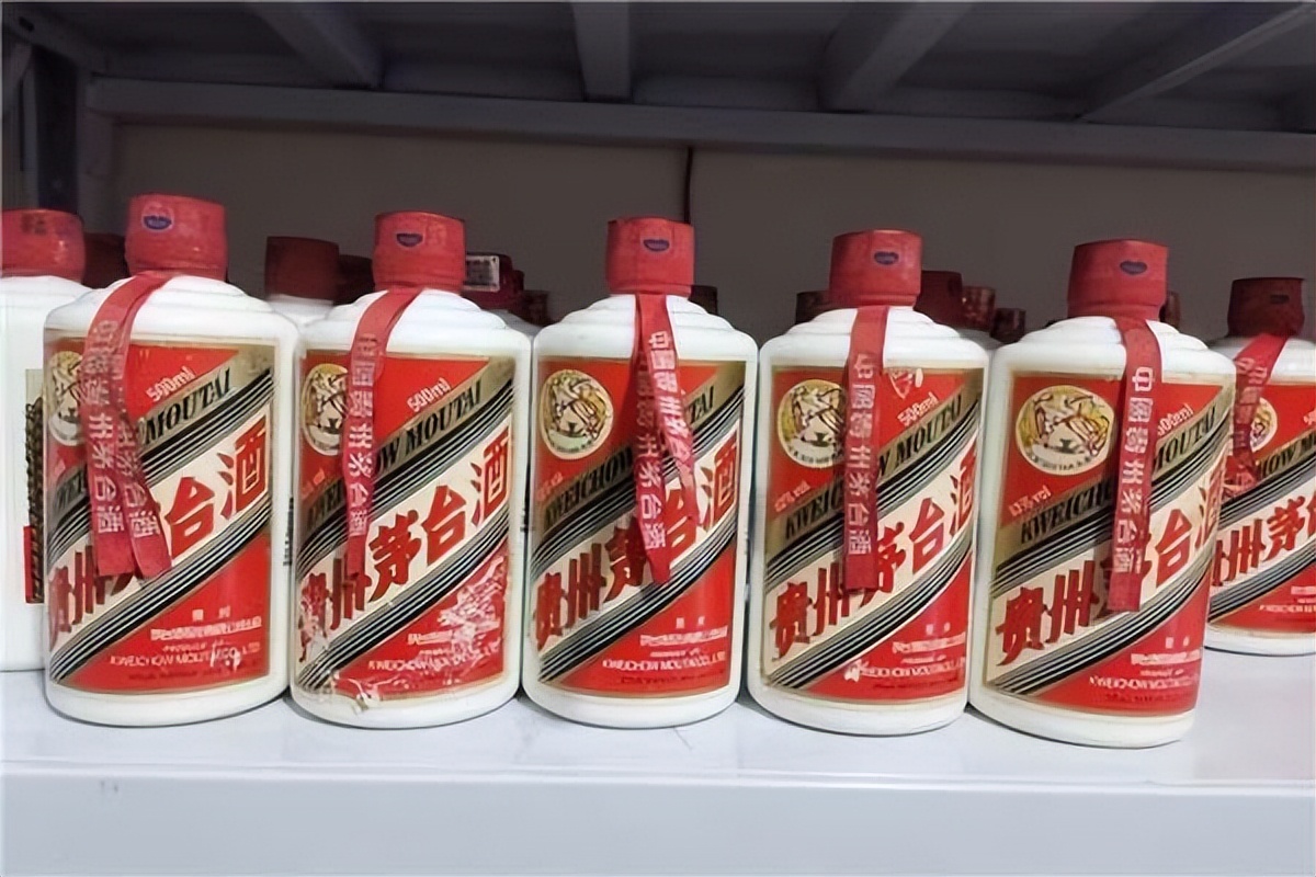 网友晒储备粮库,网友晒整箱五粮液