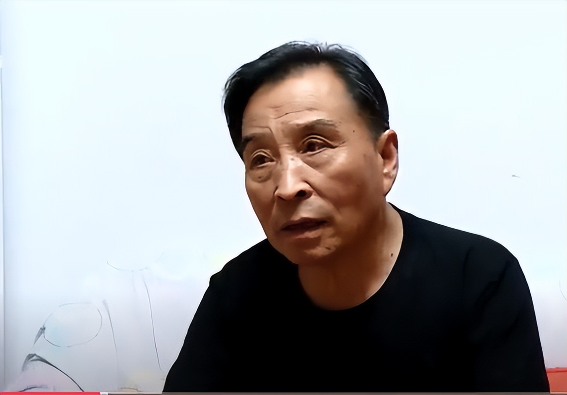 她23岁为国牺牲，初恋为其守墓一生未婚，弟弟苦寻64年在墓地痛哭