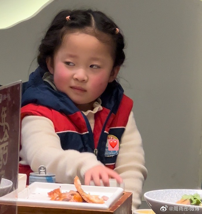 周雨彤经典穿搭,周雨彤最新穿搭