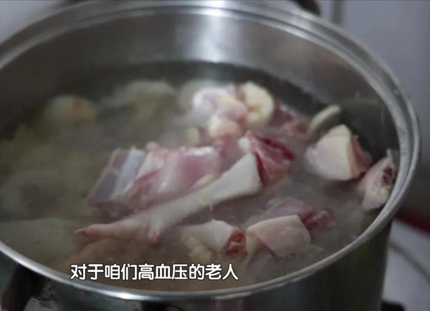 中医解释老年人驼背,老来驼背