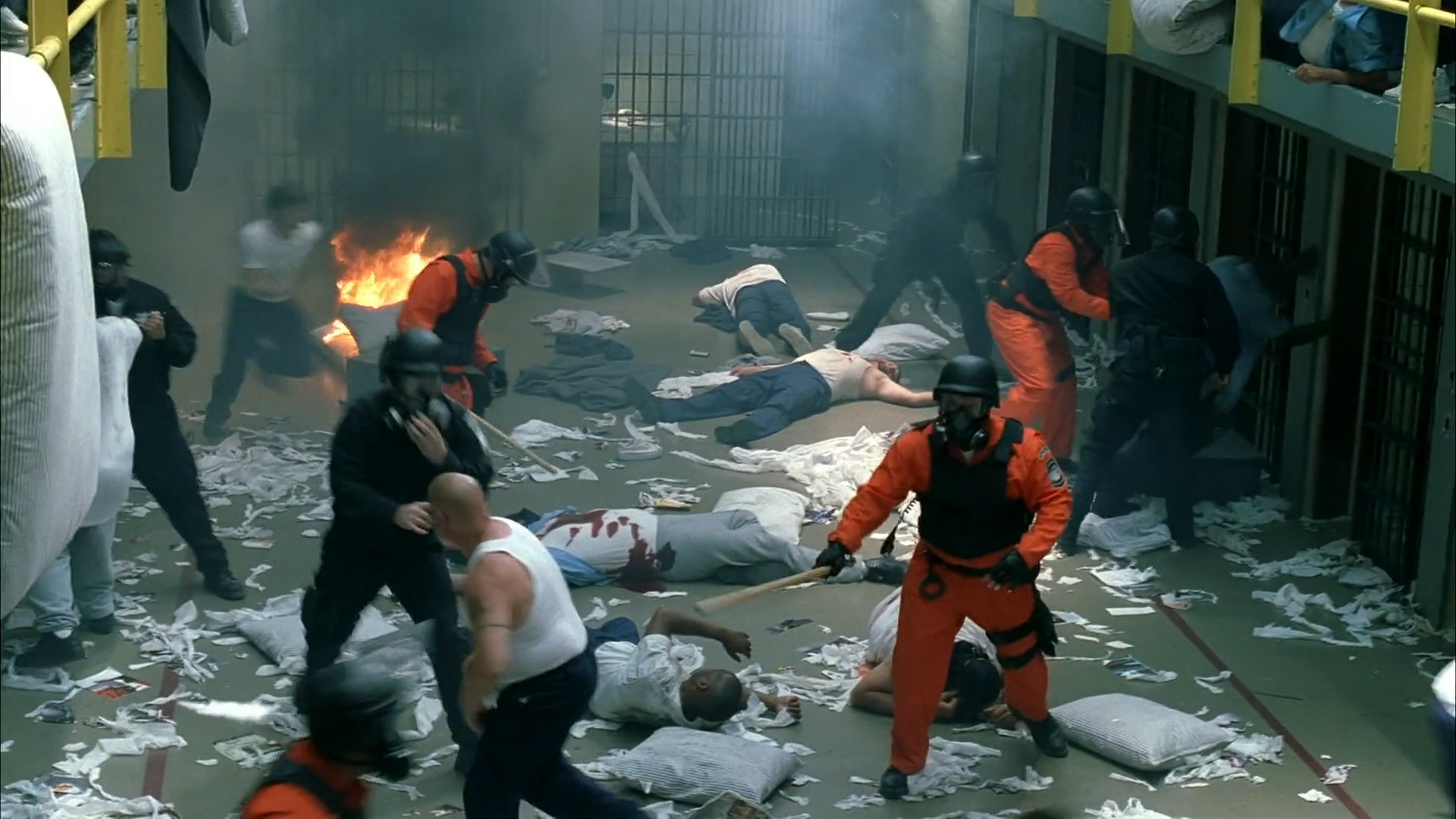 越狱7：监狱*乱暴**囚犯失控，迈克不惜暴露计划，从逃生通道救萨拉