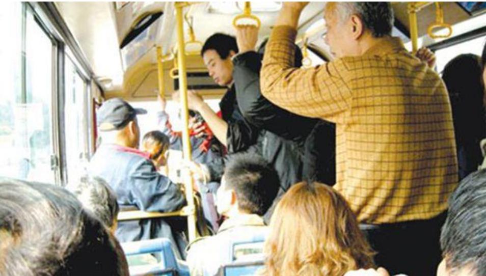 公交车上男生未让座被老人骂哭,男生公交未让座老人将其骂哭