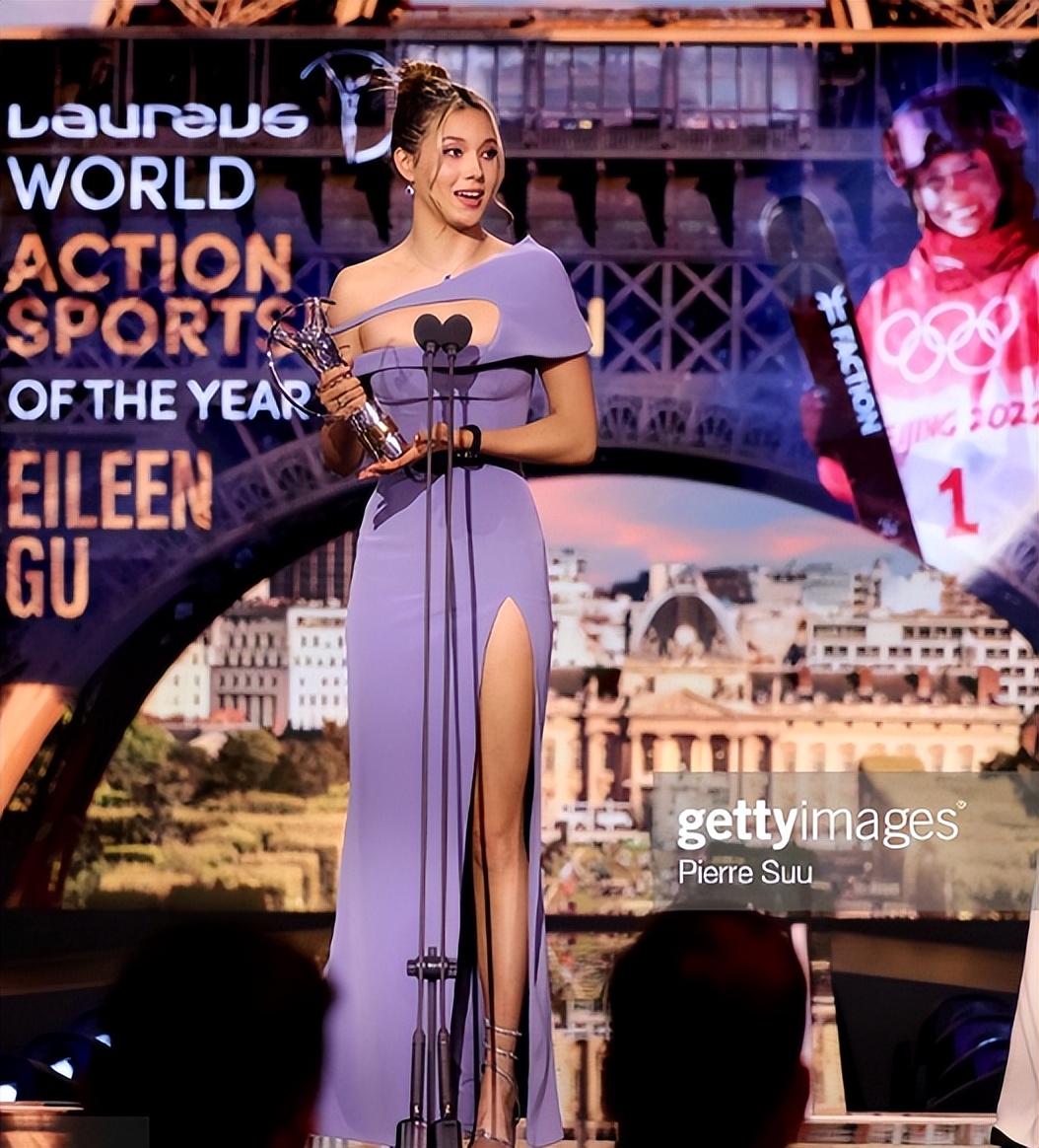 谷爱凌夺冠披国旗照片,谷爱凌登上颁奖台