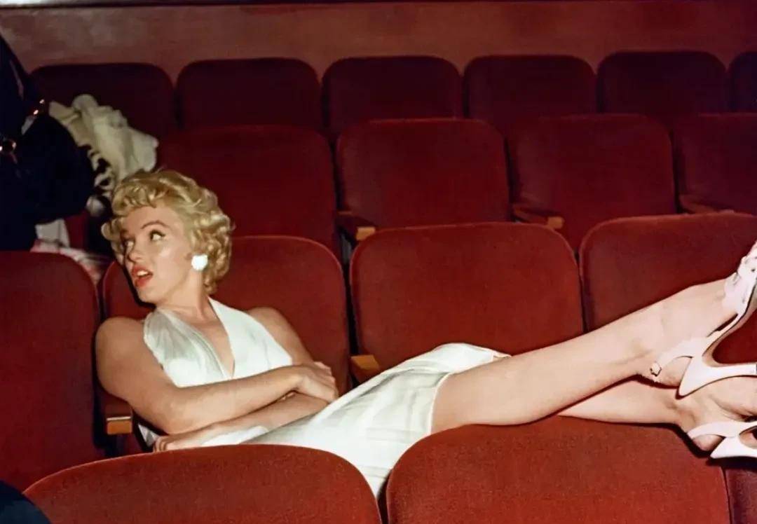 “酥胸半露”却偏要捂着,故作矜持,有一种尴尬叫迪丽热巴玩性感