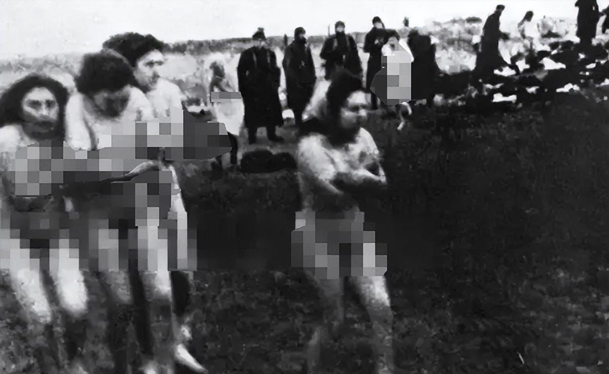 真实晚清老照片：穿着肚兜的*女妓**在揽客，底层妇女穷到衣不蔽体2