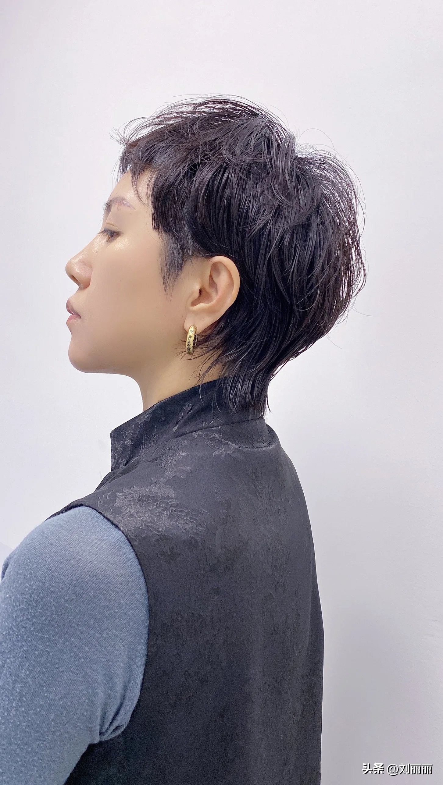 满头白发老年女性齐耳短发烫发,60岁妈妈白发短发最新发型