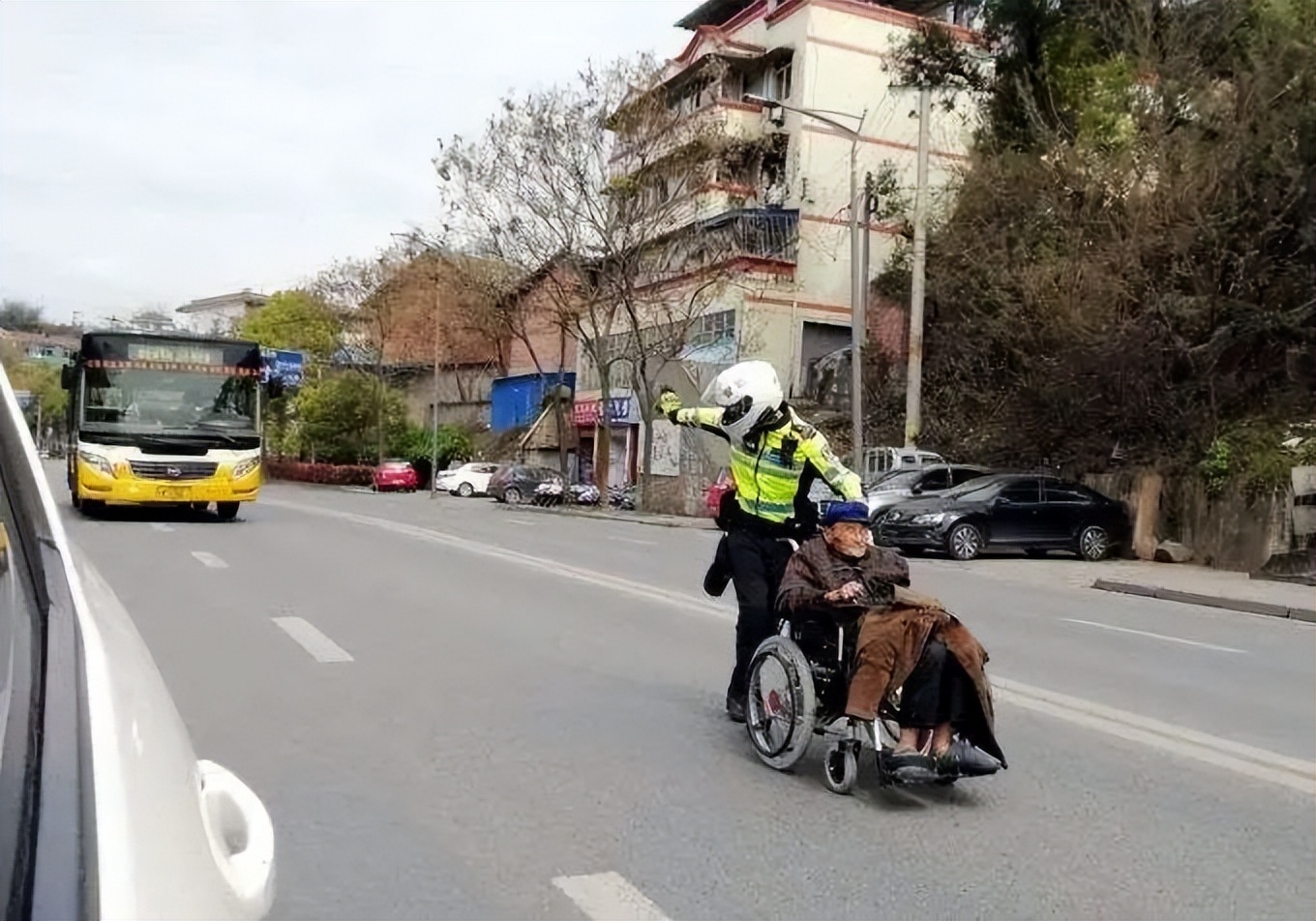 大爷开电动轮椅一路狂飙,大爷马路上开电动轮椅